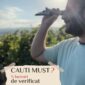 Vinificatorul de la Crama Beciu verificând cu refractometrul conținutul de zahăr al strugurilor, în vie